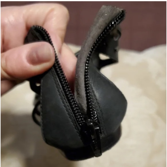 Nine West cut-out floral pattern black leather sandals- size 6.5 - Picture 4 of 8